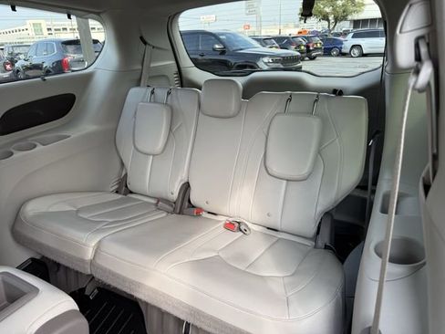 Used 2021 Chrysler Pacifica Touring-L image 17