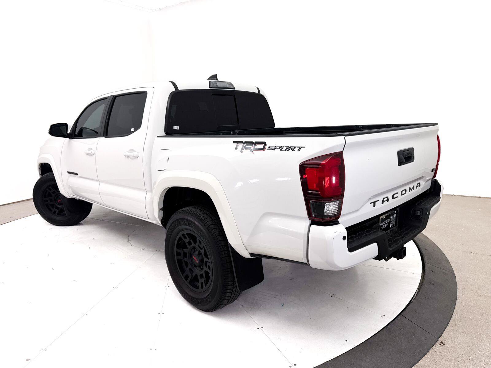 Used 2018 Toyota Tacoma TRD Sport w/ Technology Package RWD image 2