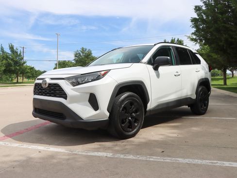 Used 2019 Toyota RAV4 LE FWD image 3