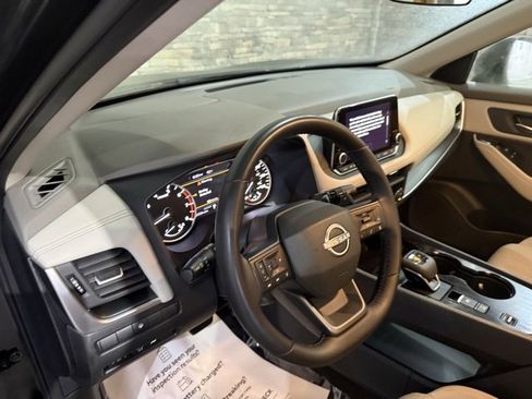 Certified 2025 Nissan Rogue SV image 11