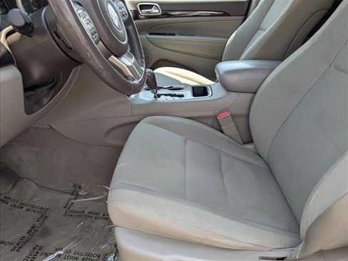 Used 2012 Jeep Grand Cherokee Laredo w/ Laredo E Group AWD/4WD image 15