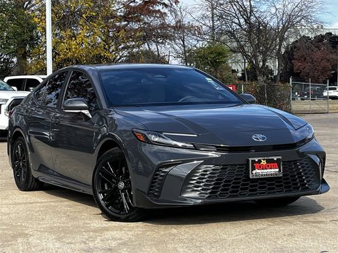 Used 2025 Toyota Camry Hybrid image 2