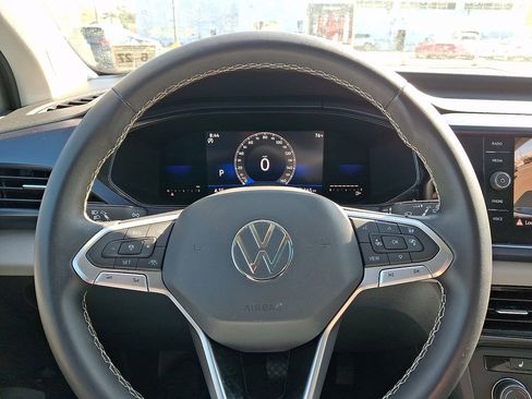 Certified 2022 Volkswagen Taos SE FWD image 19
