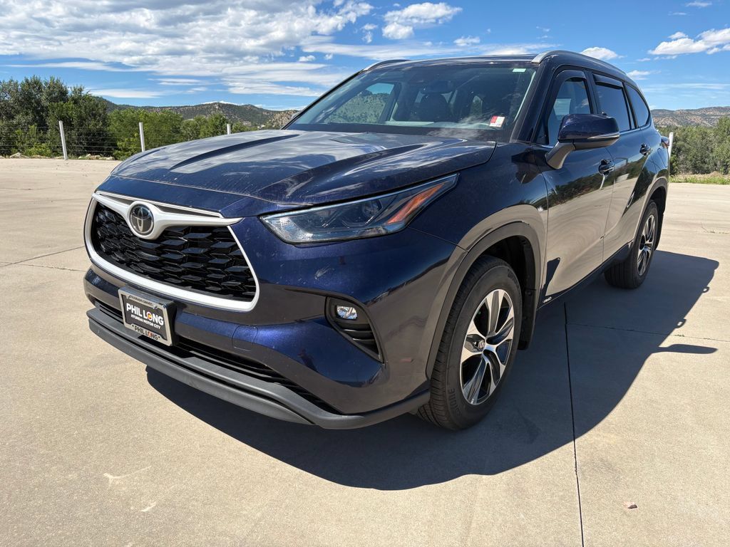 Used 2025 Toyota Highlander XLE AWD/4WD image 1