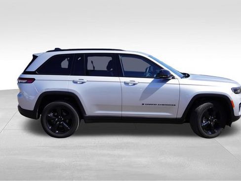 Used 2023 Jeep Grand Cherokee Altitude AWD/4WD image 3