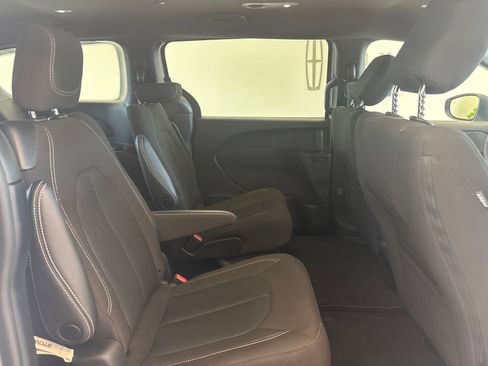 Used 2023 Chrysler Pacifica Touring FWD image 9