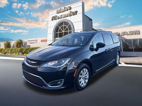 Used 2018 Chrysler Pacifica Touring-L image 10