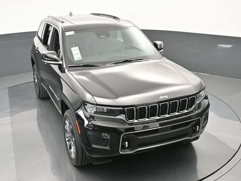 Used 2024 Jeep Grand Cherokee Overland w/ Luxury Tech Group IV image 47