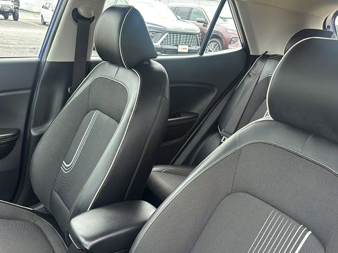 Used 2024 Hyundai Venue Limited image 23