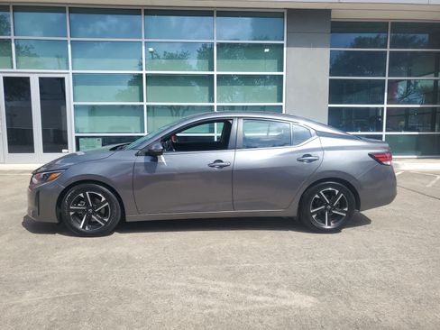 Used 2025 Nissan Sentra SV FWD image 3