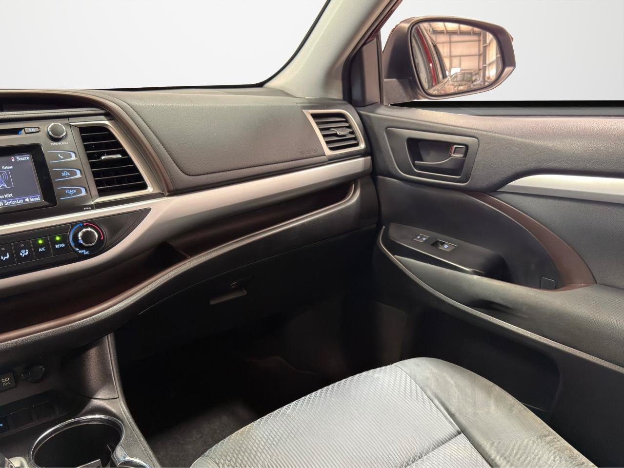 Used 2019 Toyota Highlander LE FWD image 21