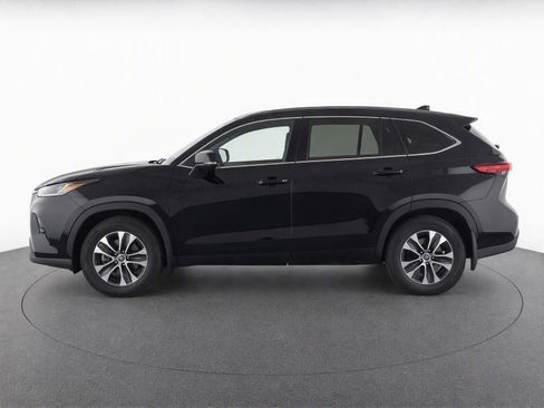Used 2021 Toyota Highlander XLE AWD/4WD image 13