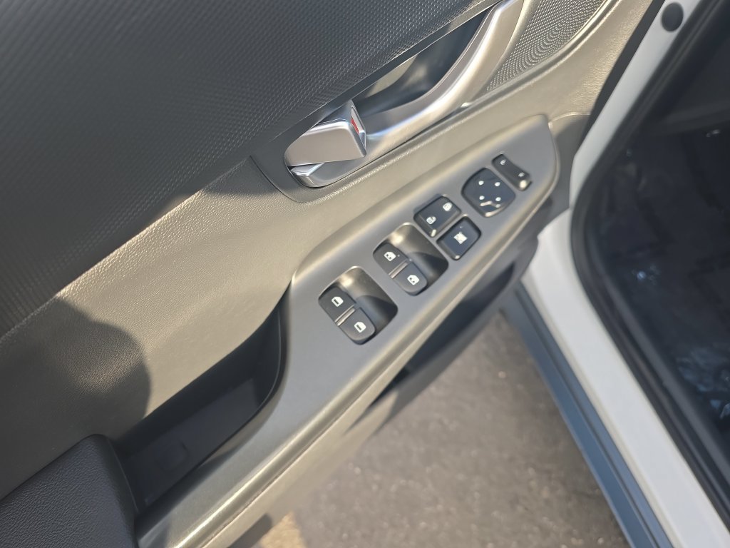 Used 2022 Hyundai Kona Limited FWD image 11
