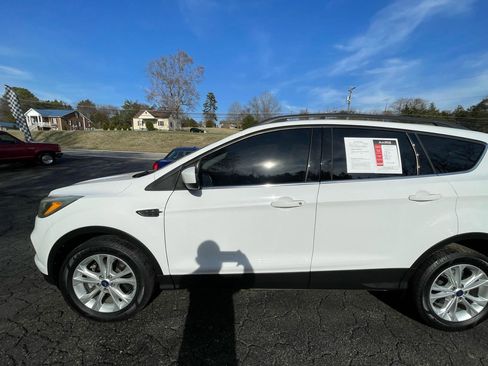 Used 2018 Ford Escape SE image 3