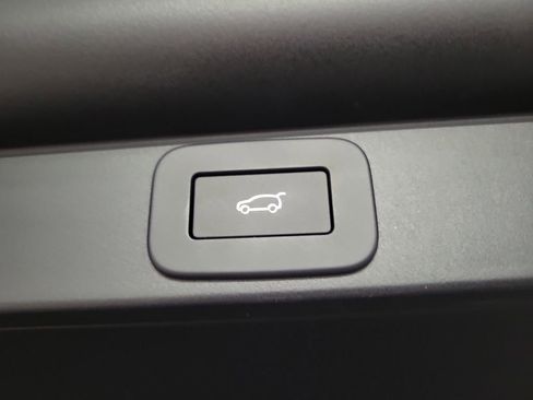 New 2025 Land Rover Range Rover Long Wheelbase SE image 32