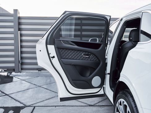 Used 2022 Bentley Bentayga image 25