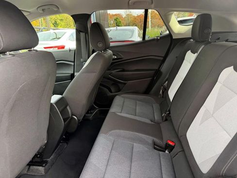 Used 2024 Chevrolet Trax LS w/ LS Convenience Package FWD image 11