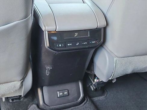 Used 2023 Toyota Highlander XLE FWD image 17