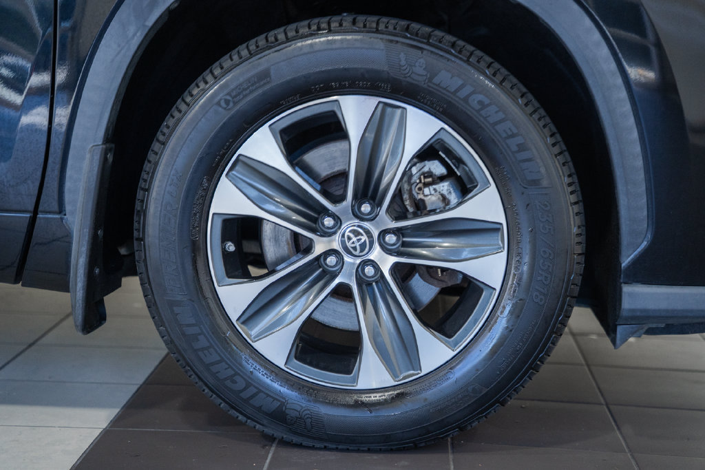 Used 2020 Toyota Highlander XLE AWD/4WD image 9