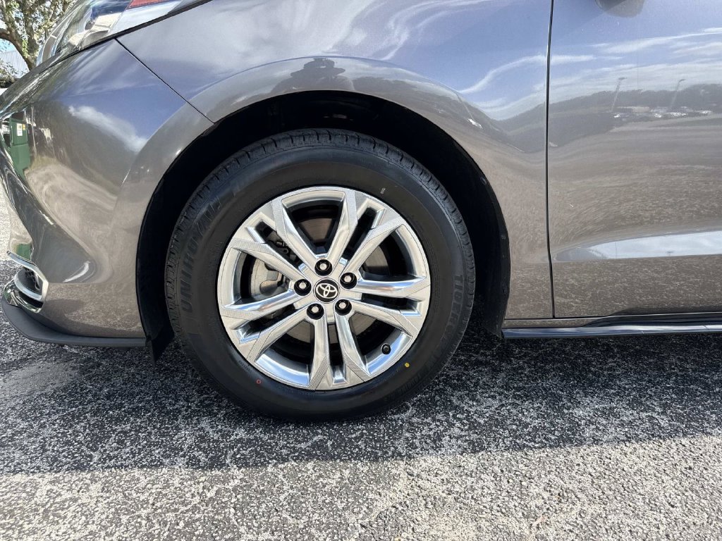 Used 2023 Toyota Sienna Platinum AWD/4WD image 21