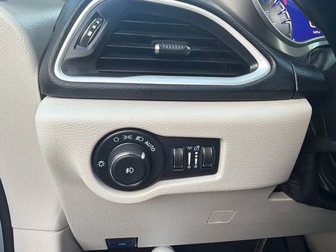 Used 2024 Chrysler Pacifica Touring-L FWD image 14
