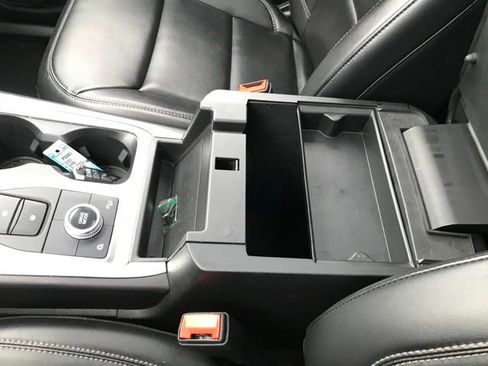 Used 2023 Ford Explorer XLT image 14