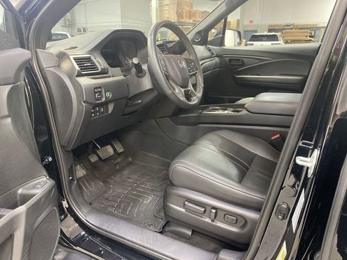 Used 2025 Honda Passport TrailSport image 14