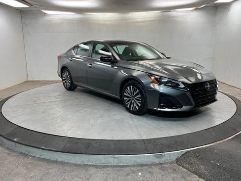 Used 2024 Nissan Altima 2.5 SV image 8