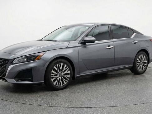 Used 2025 Nissan Altima 2.5 SV image 3