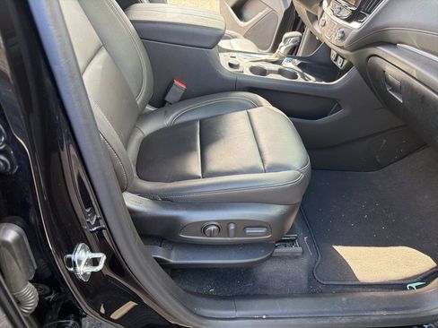 Used 2022 Chevrolet Traverse LT image 31