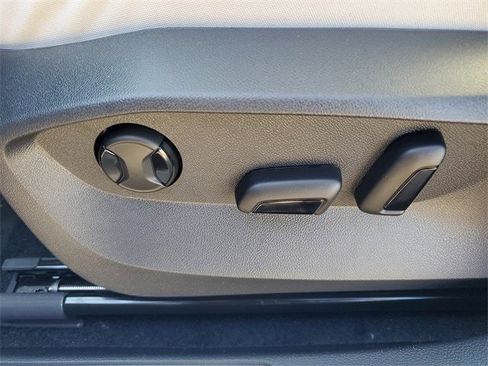 New 2026 Volkswagen Taos SE image 17