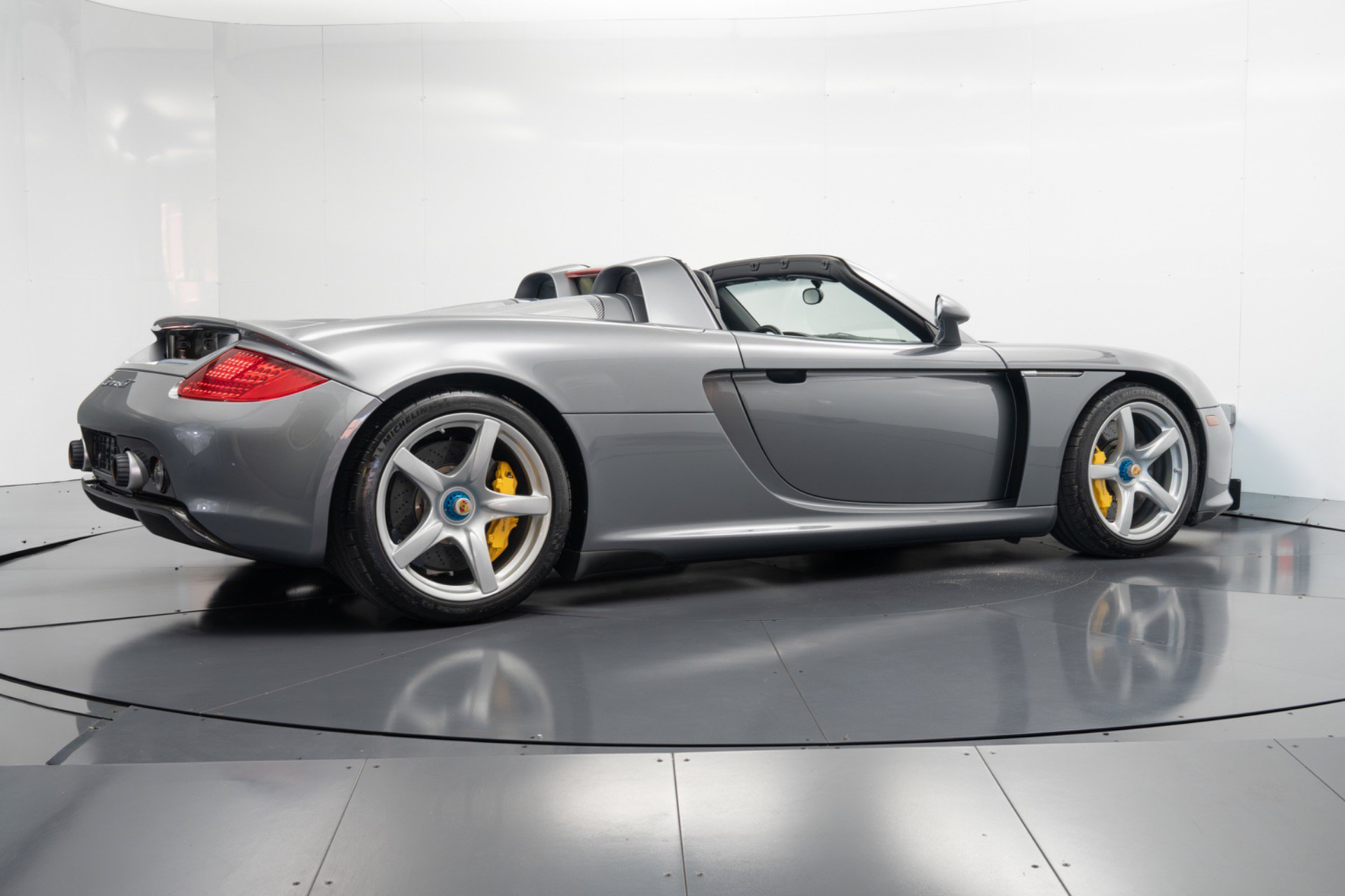 Used 2004 Porsche Carrera GT RWD image 3