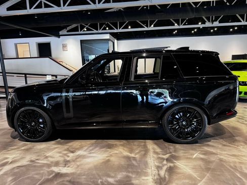 Used 2023 Land Rover Range Rover SE AWD/4WD image 2