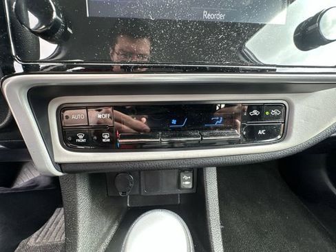 Used 2017 Toyota Corolla LE image 19