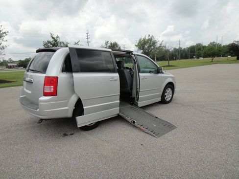 Used 2010 Chrysler Town & Country Touring FWD image 4