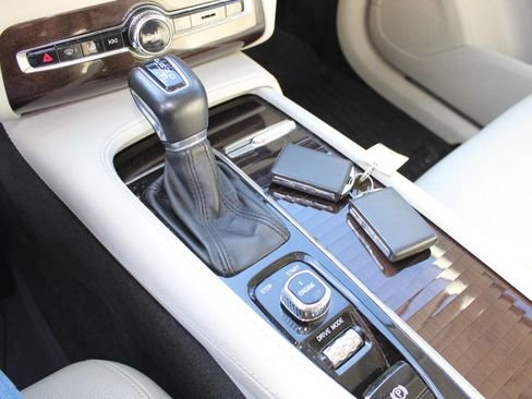 Used 2016 Volvo XC90 T6 Momentum w/ Momentum Plus Package image 17