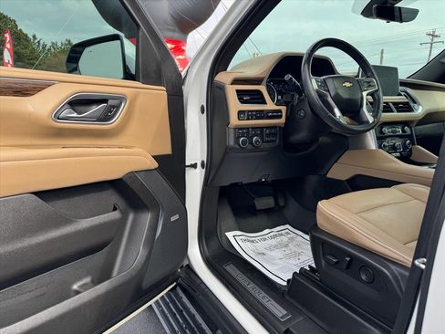 Used 2021 Chevrolet Suburban Premier w/ Premium Package image 16