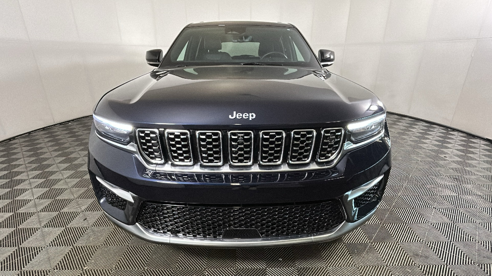 Used 2022 Jeep Grand Cherokee Summit AWD/4WD image 9