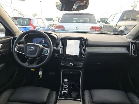 Used 2025 Volvo XC40 B5 Plus image 7