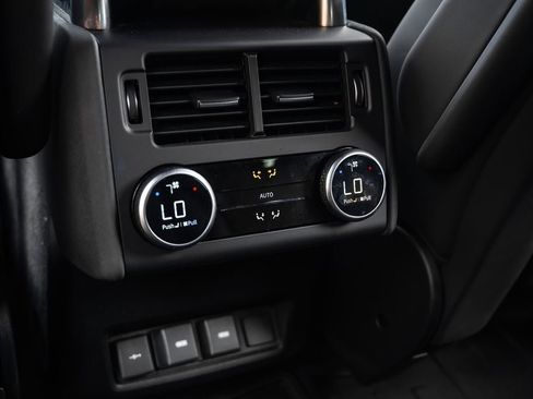 Used 2023 Land Rover Discovery Metropolitan Edition AWD/4WD image 19