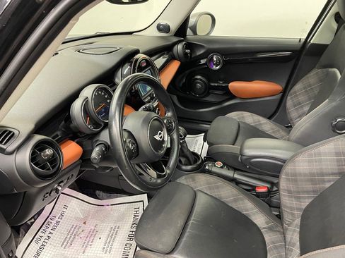 Used 2017 MINI Cooper 4-Door Hardtop image 7