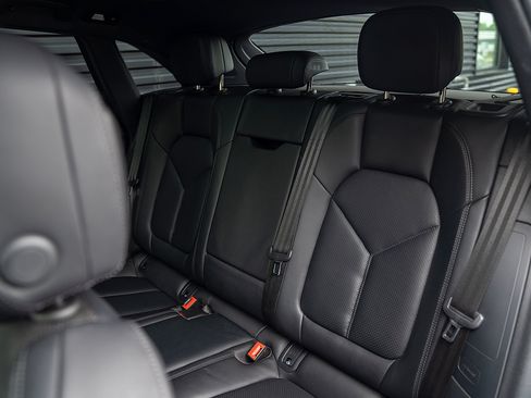 Certified 2023 Porsche Macan AWD/4WD image 21