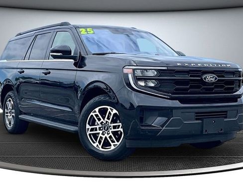 Used 2025 Ford Expedition Max Active AWD/4WD image 3
