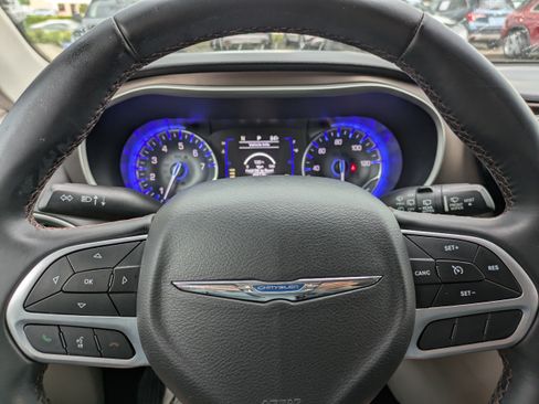 Used 2018 Chrysler Pacifica Touring-L FWD image 29