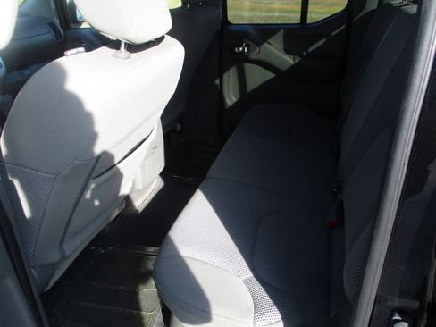 Used 2018 Nissan Frontier SV image 11