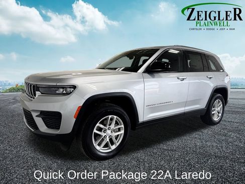 Used 2023 Jeep Grand Cherokee Laredo w/ Luxury Tech Group I AWD/4WD image 2