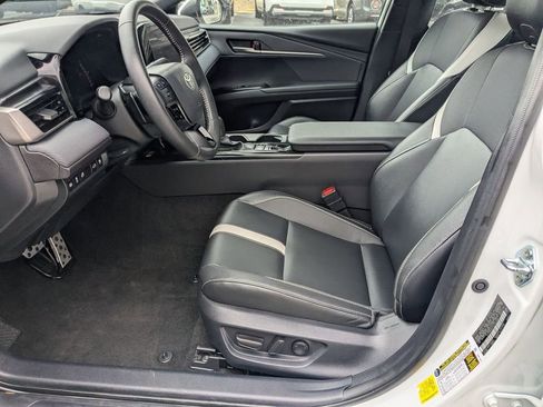 Used 2025 Toyota Camry SE image 11