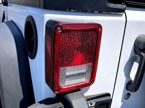 Used 2018 Jeep Wrangler Unlimited Sport S AWD/4WD image 27