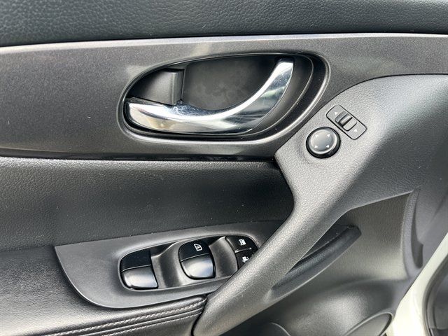 Used 2018 Nissan Rogue SV AWD/4WD image 19