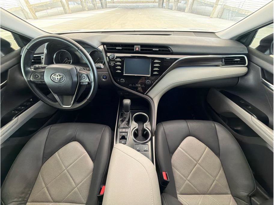Used 2018 Toyota Camry XLE FWD image 15